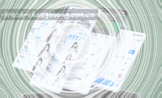 海边少女回眸微笑，手扶草帽发丝飞扬